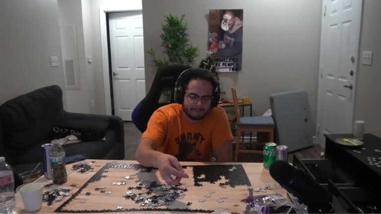 Erobb221 solving a 1000-piece puzzle