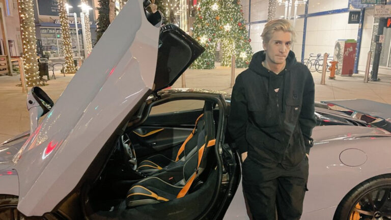 Felix "xQc" in front of his McLaren