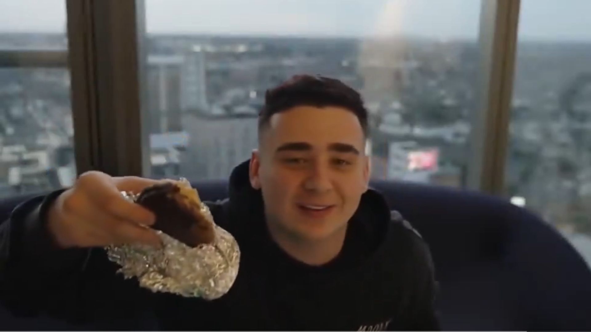 FaZe Lacy showing the burger he received. (Image via @yoxics/ X)