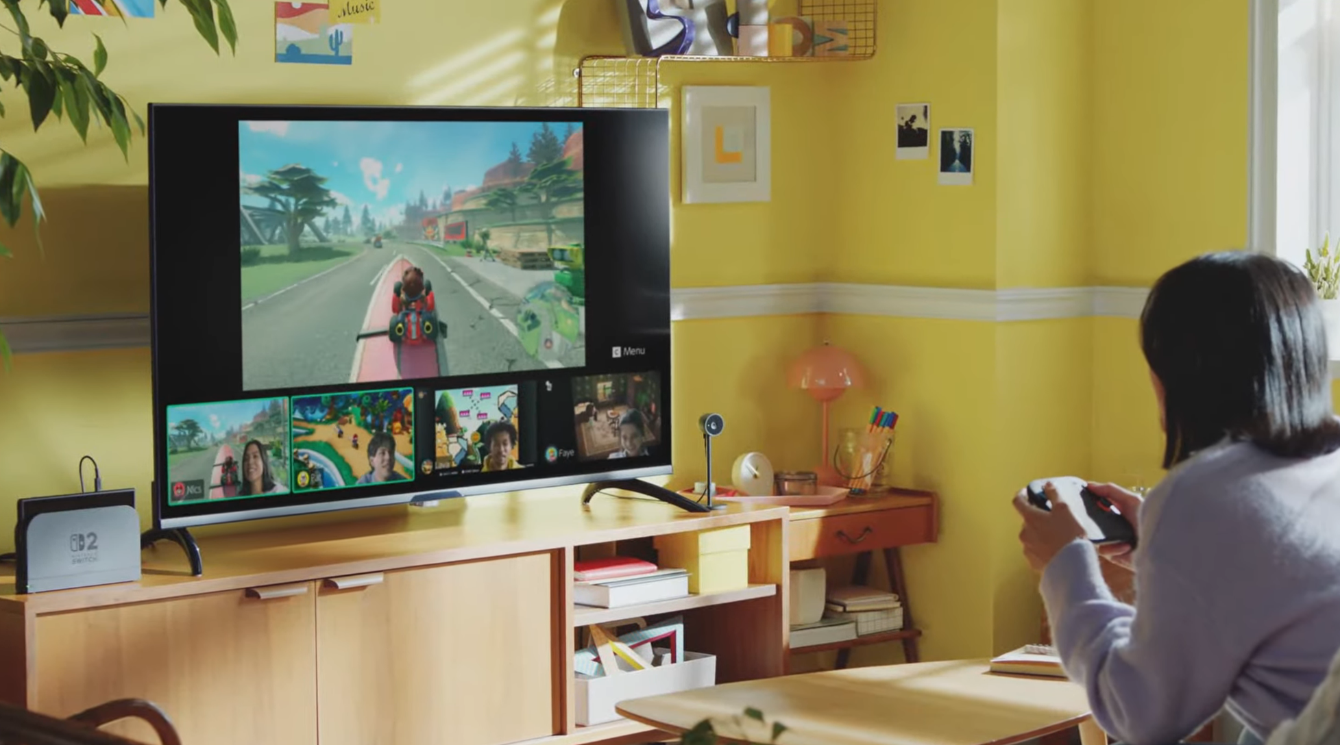Picture describes how you can play with your friends by sharing your face cam with the Nintendo Switch Camera