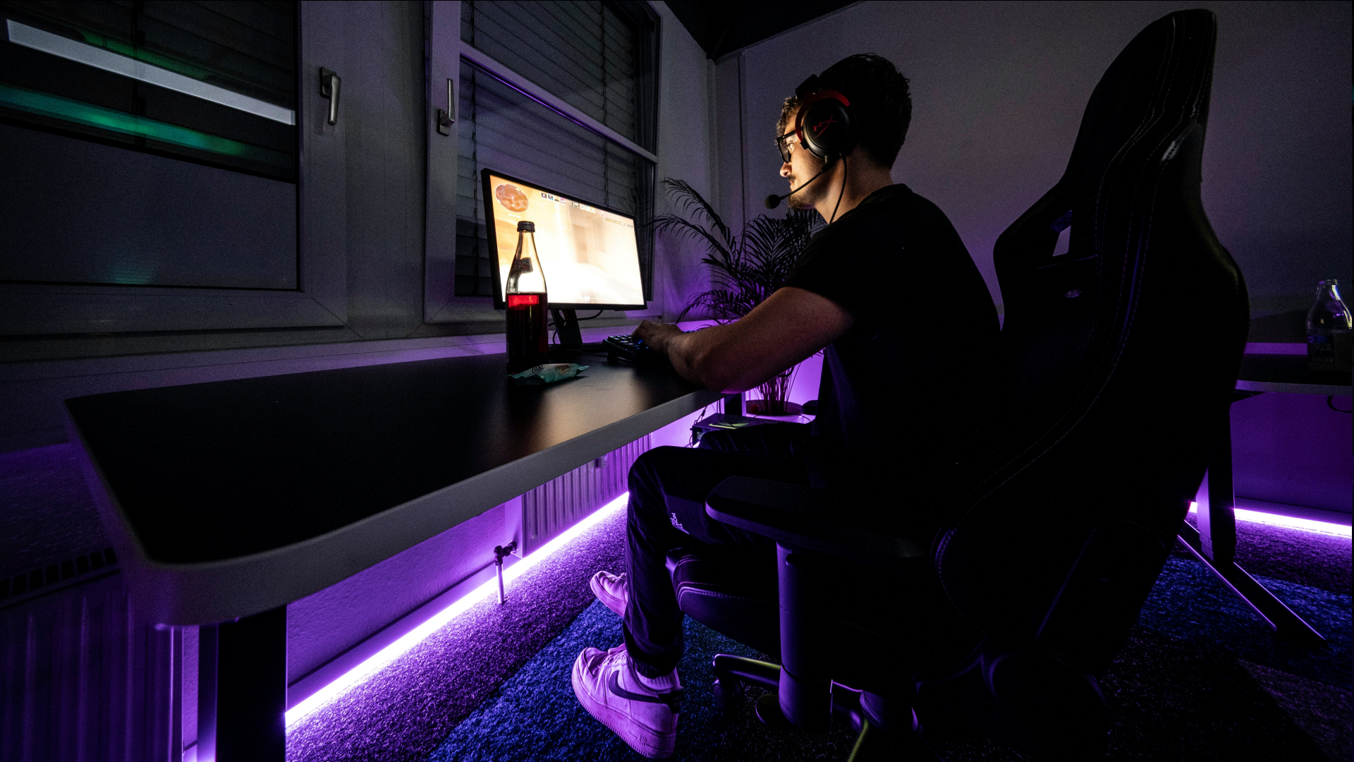 An image of a gamer playing CS2