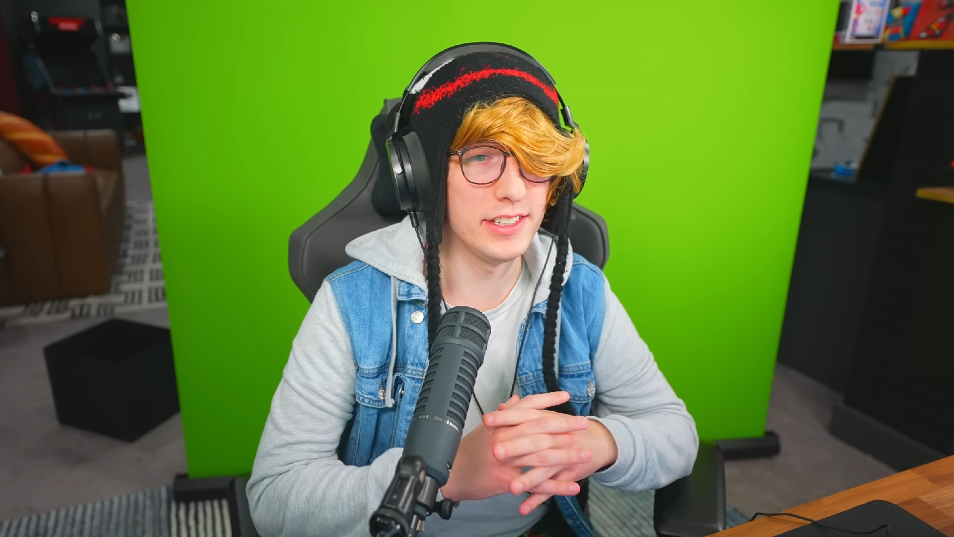 KreekCraft leaves Roblox Star Program in protest (Image via KreekCraft/YouTube | Roblox Corporation)