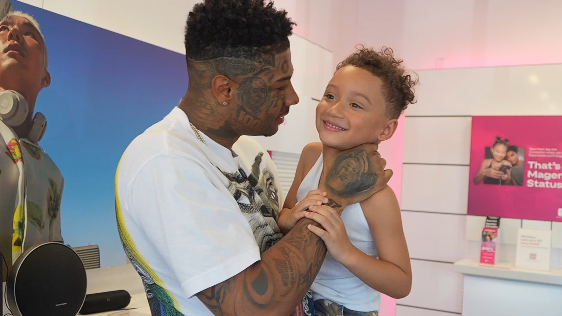Rapper's actions with a child cause controversy (Image via bluesclues124_Kick)