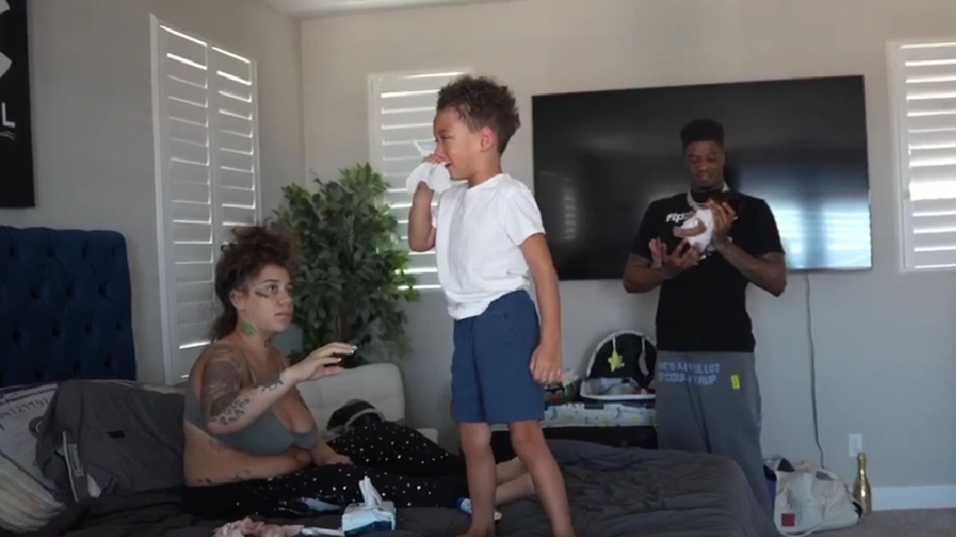 Blueface allegedly leaves his son crying with a bloody nose (Image via Kick/@bluesclues124)