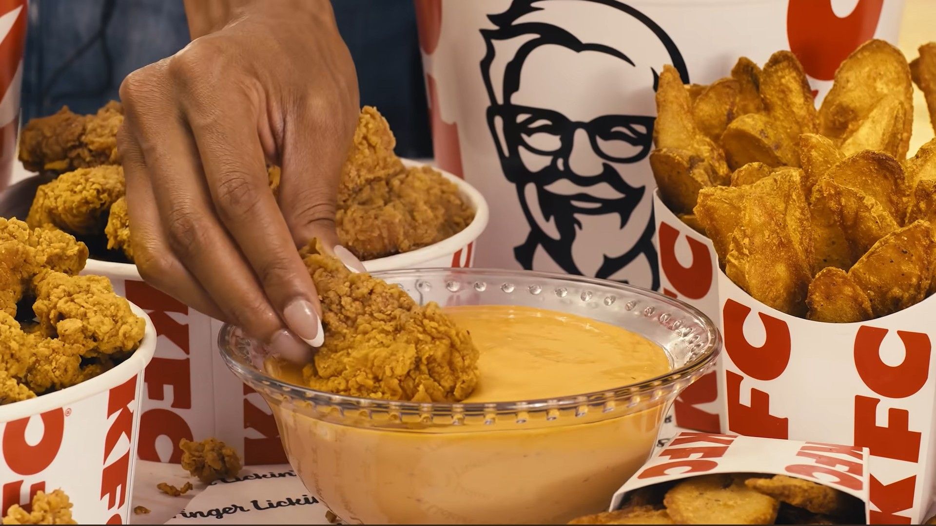 man-made-horrors-beyond-comprehension-internet-reacts-to-kfc-oreo