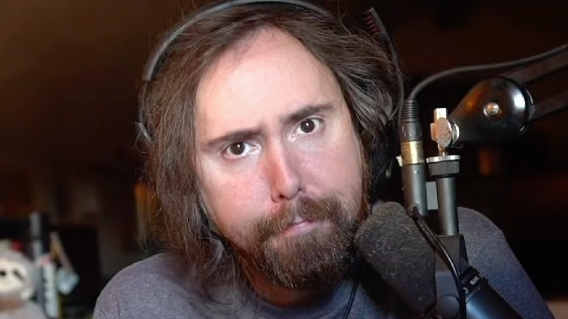 Asmongold says people should stop letting women go on the internet (Image via Twitch/zackrawrr)
