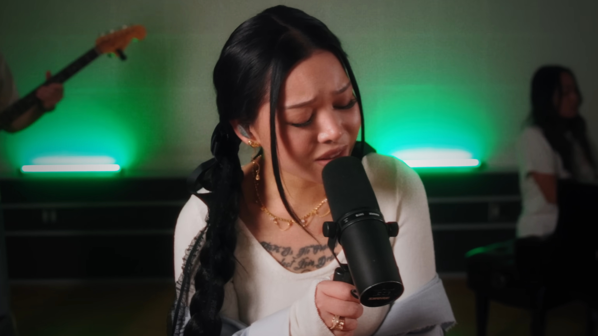 The singer got emotional talking about her breakup (Image via YouTube_@bellapoarch)
