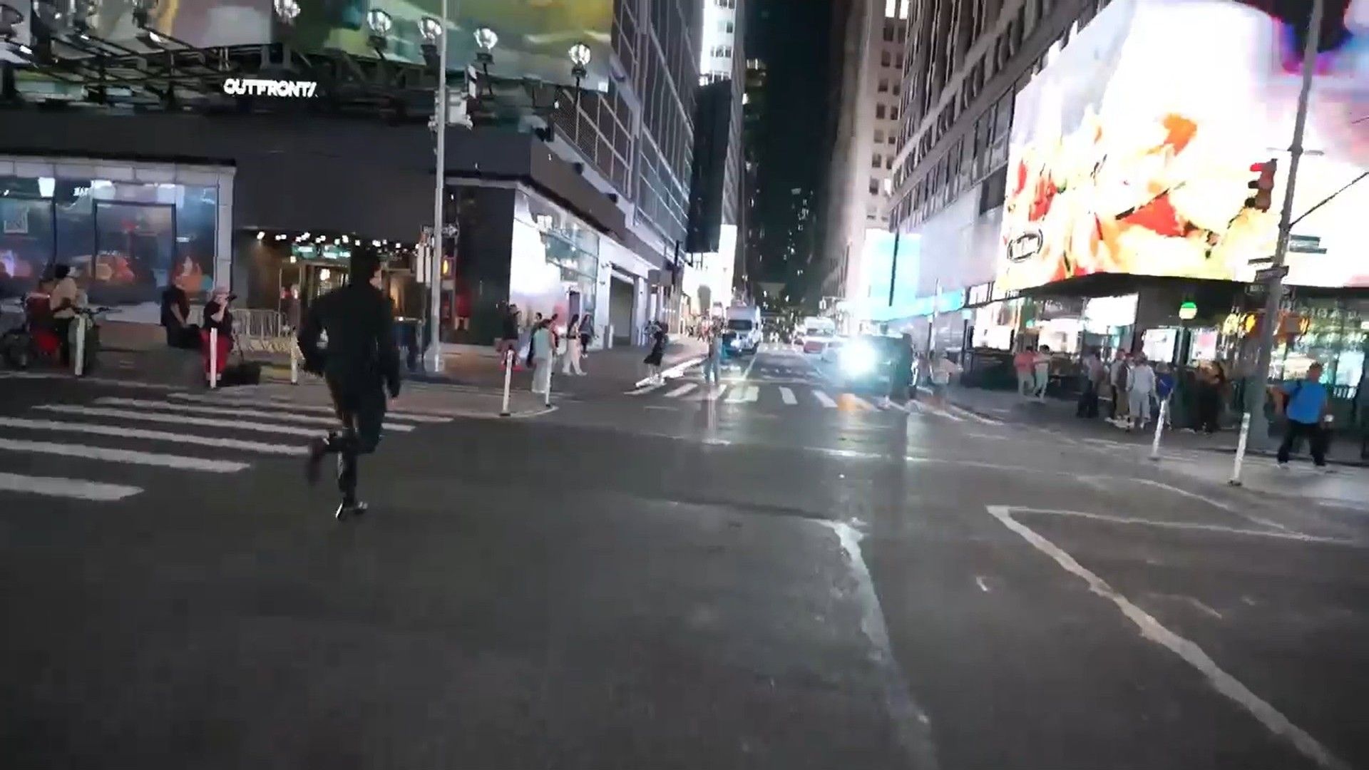 The streamer running across the street (Image via Kick/Clavicular)