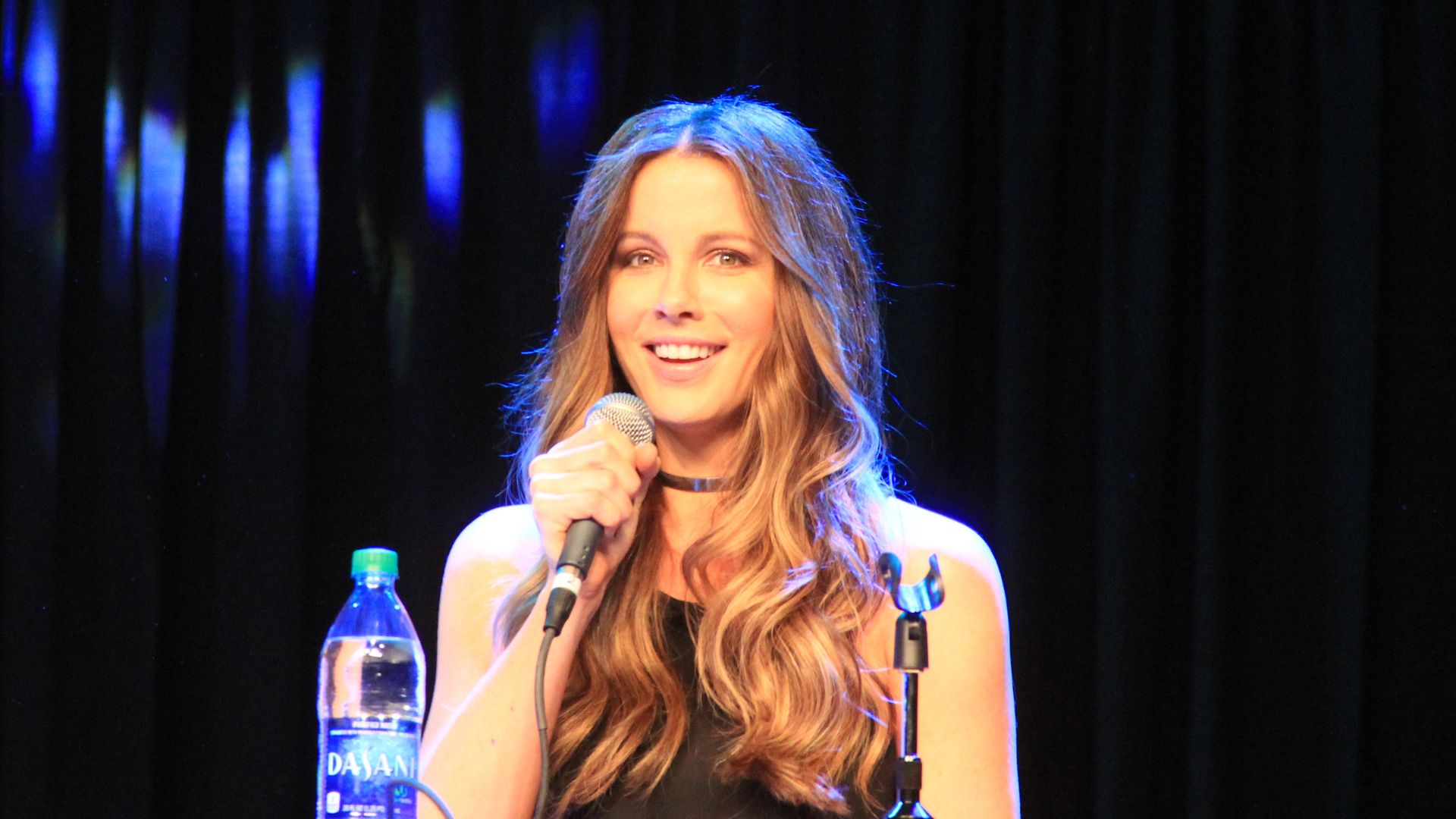 Kate Beckinsale shares concerning posts on Instagram (Image via commons.wikimedia.org)