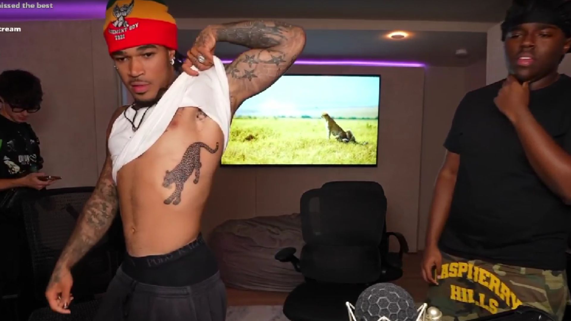 PlaqueBoyMax shows off his cheetah tattoo (Image via Twitch/@plaqueboymax)