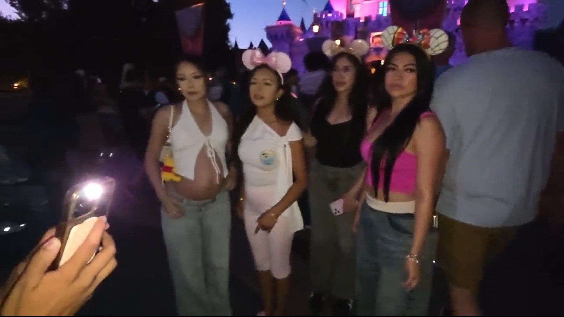 The streamers were posing for a photo until a man walked behind them (Image via Kick/chowbabygirl)