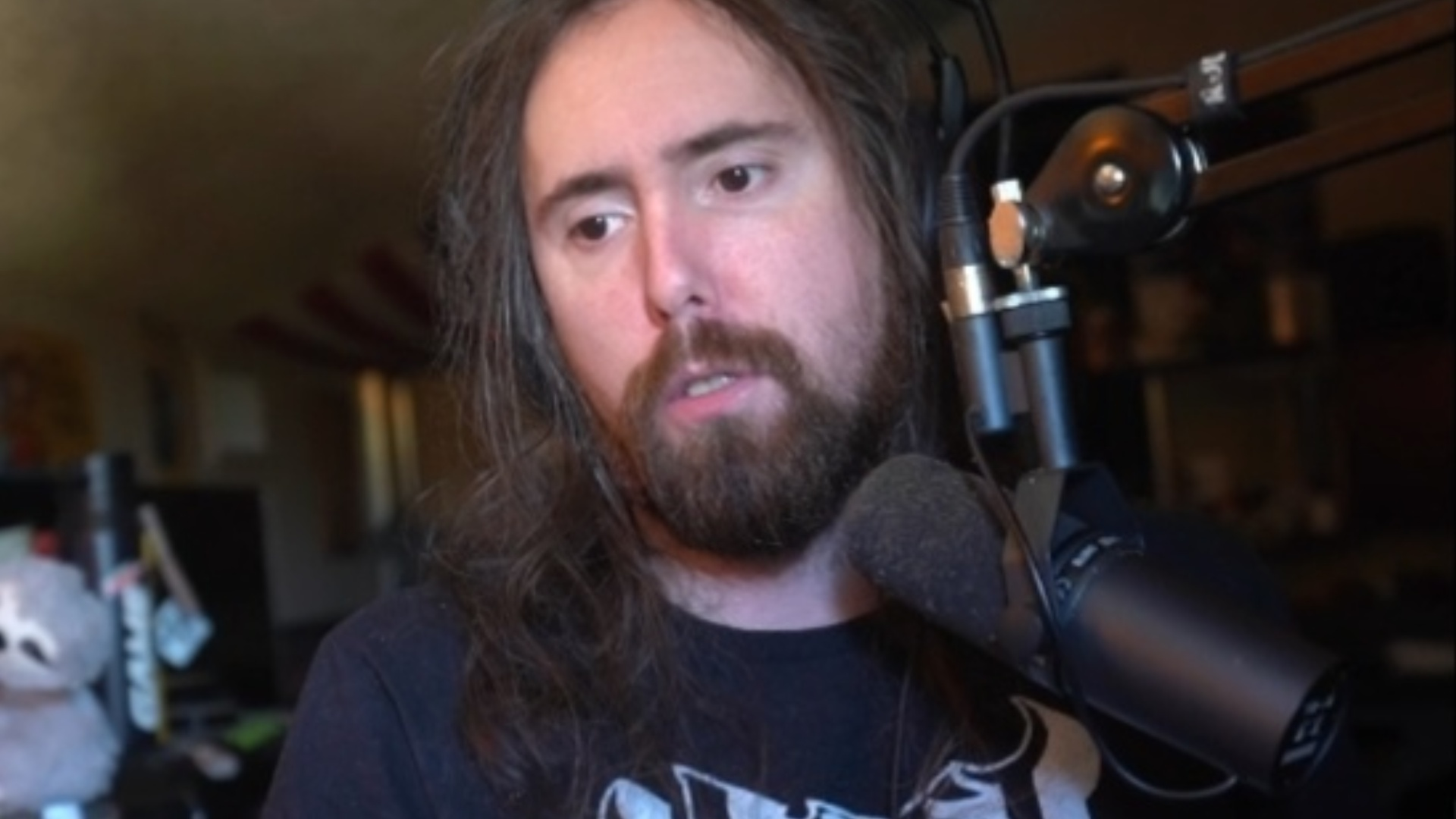 Asmongold reacts to a teacher commenting on the poor state of the current education system (Image via Twitch/zackrawrr)