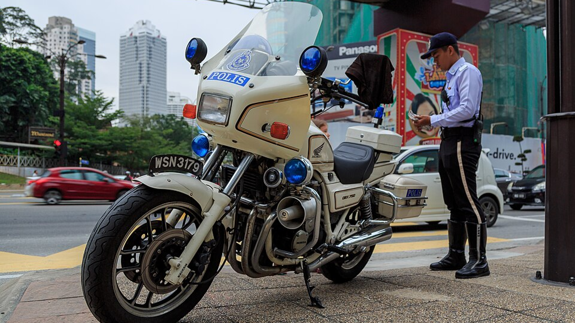 Student in Malaysia attacked female teacher with an axe and livestreamed it (Image via Wikimedia Commons/CEphoto, Uwe Aranas)