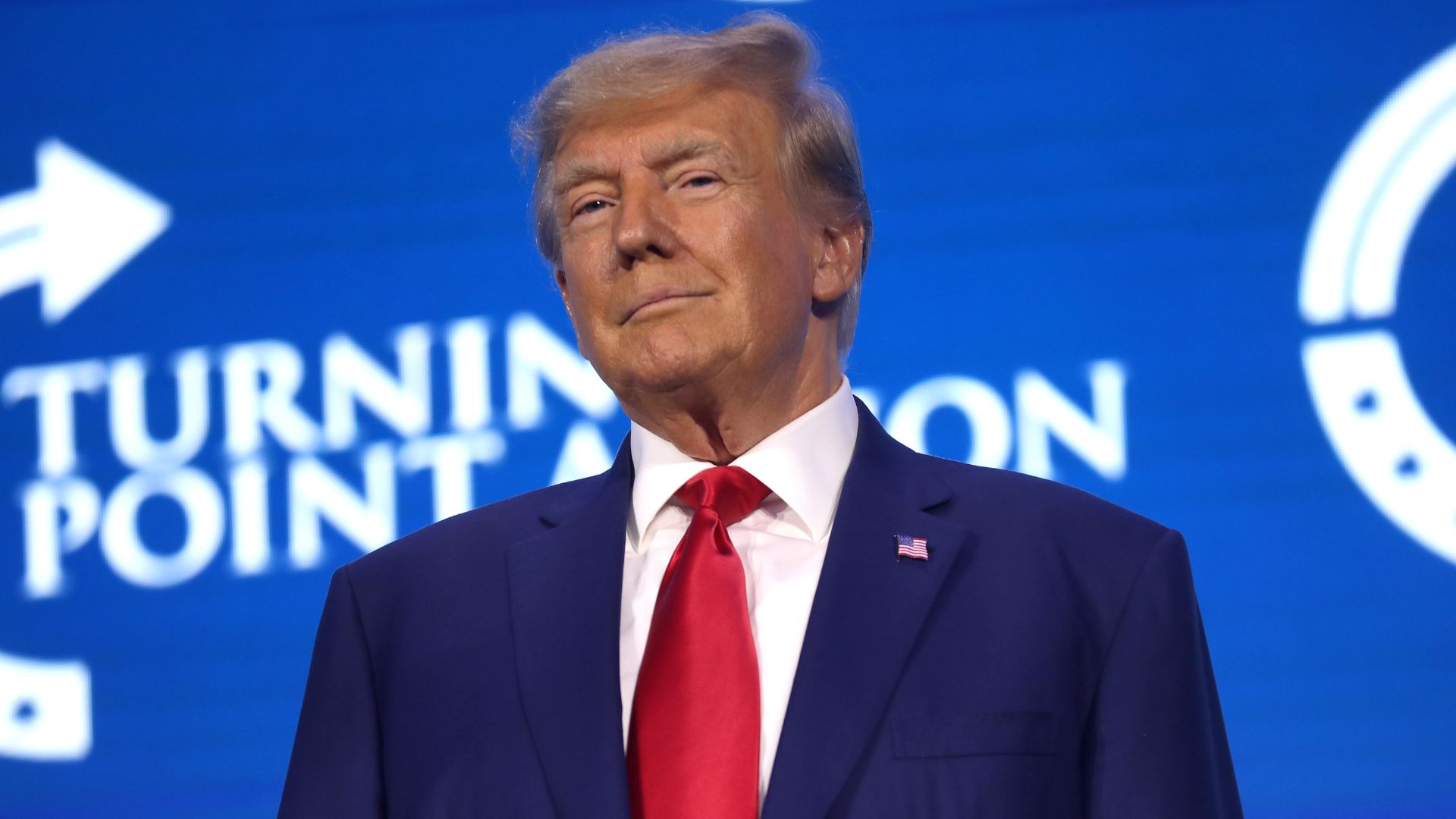 Donald Trump sings executive order (Image via Wikimedia Commons/Gage Skidmore)