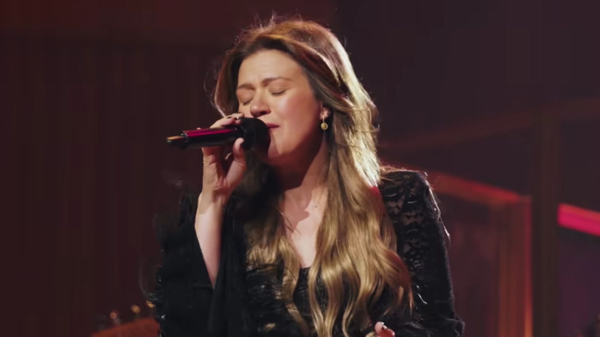 Art Of Play's response to Kelly Clarkson (Image via YouTube/@kellyclarkson)