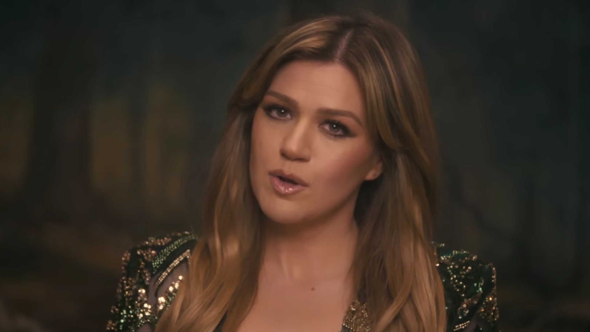 Kelly Clarkson responds to Art Of Play (Image via YouTube/@kellyclarkson)
