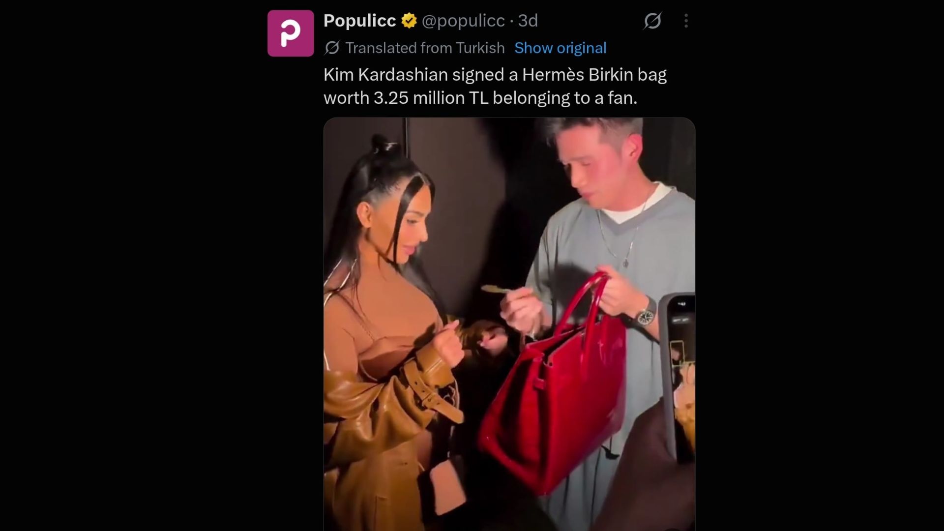 Kardashian signs a fan's expensive bag (Image via @populicc)