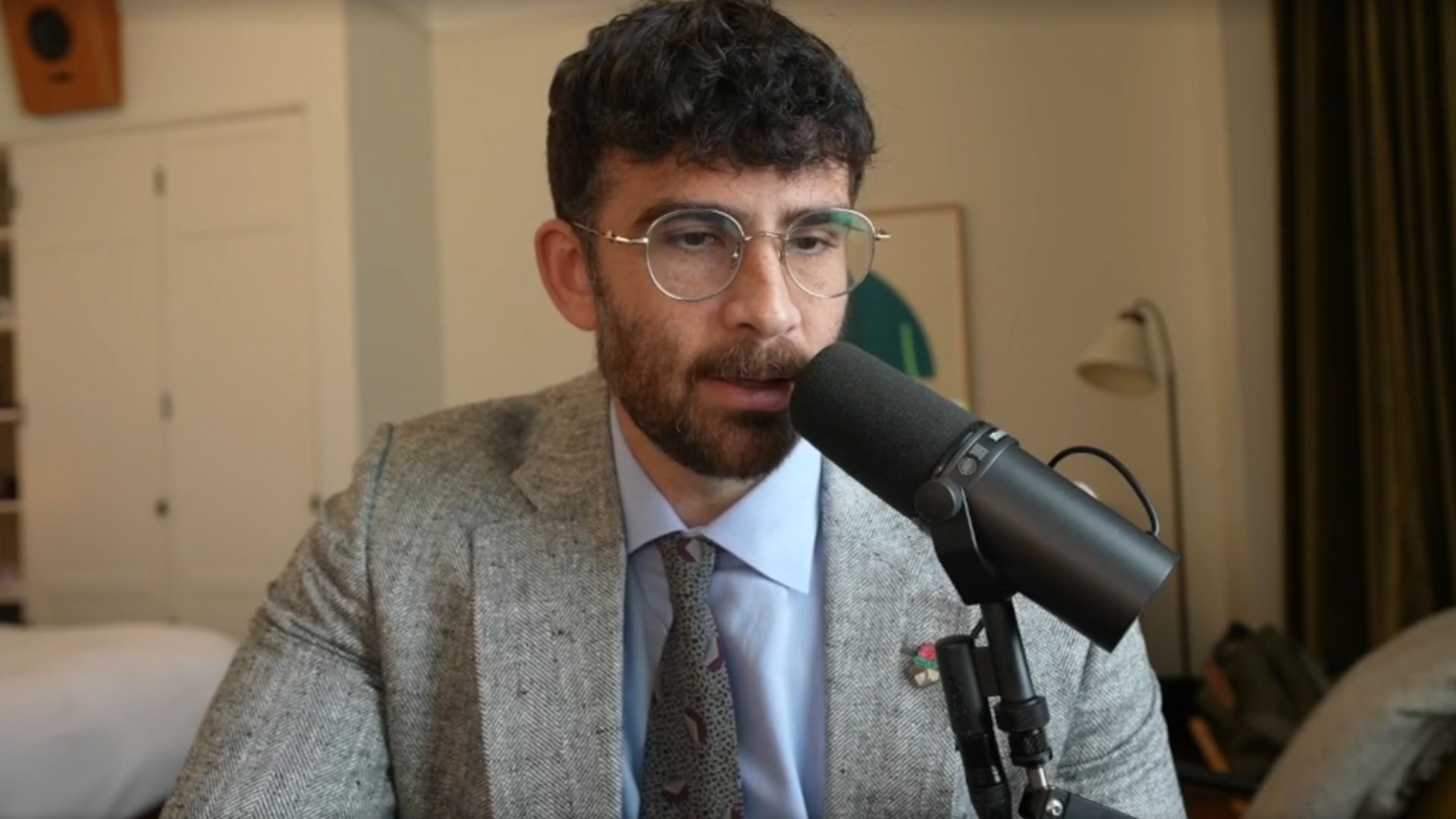 Hasan Piker justifies his decision to display a 9/12 newspaper (Image via Twitch/@hasanabi)