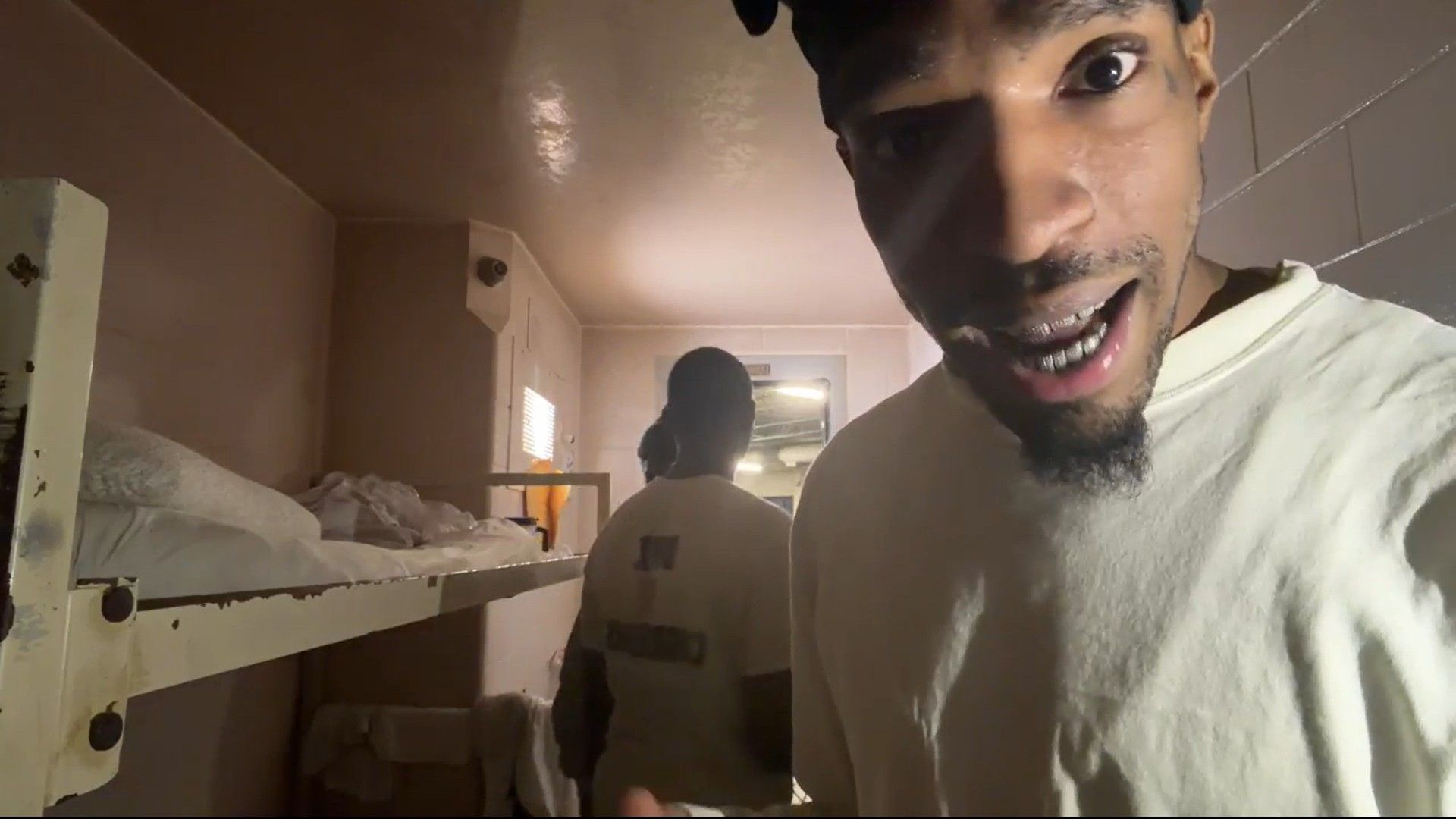 The streamer claims he has to spend 30 more days behind bars (Image via Kick/Gunsmxkee)