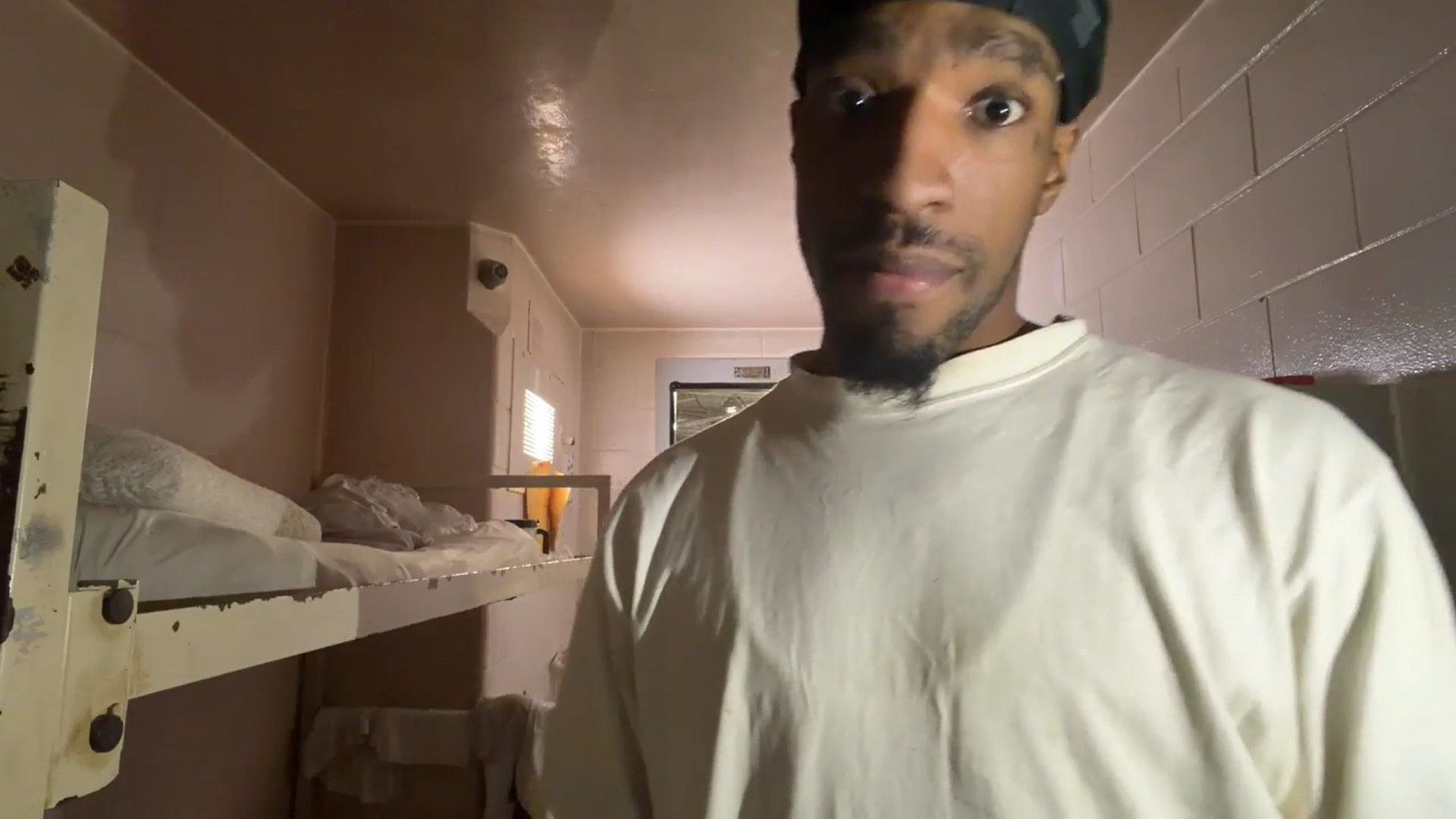 Gunsmxkee seems to be in good spirits during his broadcast (Image via Kick/Gunsmxkee)